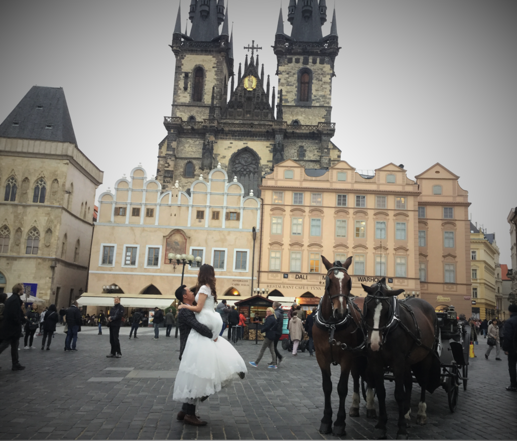 f:id:akane1033:20161022090608p:plain 【プラハ旅行記その3】日本人同士が海外で結婚式を行ったことのレポと、その違和感について