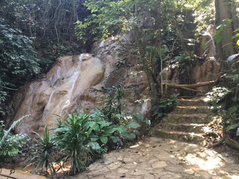 f:id:akane1033:20180120223225j:image 【タイ・メーサリアン】ガイドブックに載ってない!?「Mae Sawan Noi Waterfall」の滝がとても素敵だった