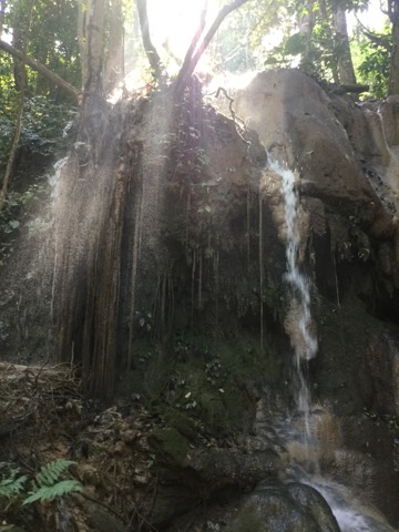 f:id:akane1033:20180120223249j:image 【タイ・メーサリアン】ガイドブックに載ってない!?「Mae Sawan Noi Waterfall」の滝がとても素敵だった