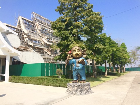 タイ・チェンライにある「白い寺（ホワイトテンプル）」が、想像以上にぶっ飛んでた