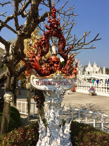 タイ・チェンライにある「白い寺（ホワイトテンプル）」が、想像以上にぶっ飛んでた
