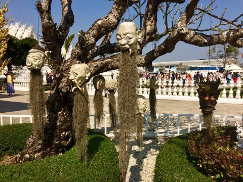 タイ・チェンライにある「白い寺（ホワイトテンプル）」が、想像以上にぶっ飛んでた